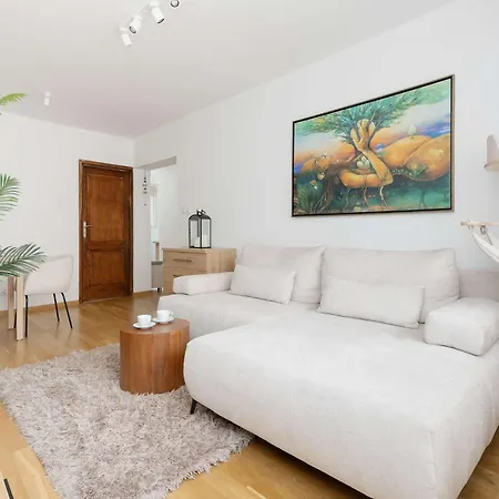 Stylish With A Balcony In The Centre By Renters アパート