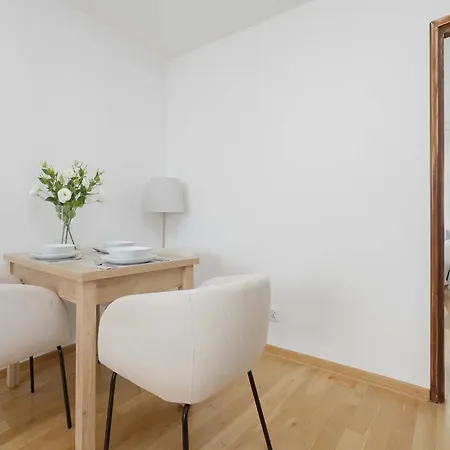 アパート Stylish With A Balcony In The Centre By Renters ワルシャワ