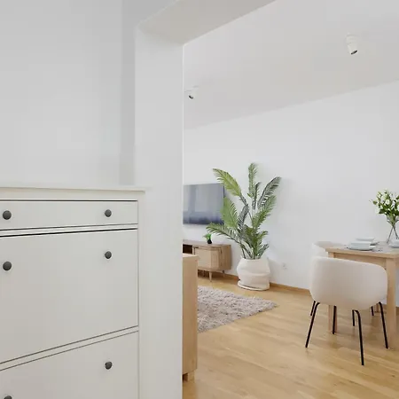 Stylish With A Balcony In The Centre By Renters アパート *